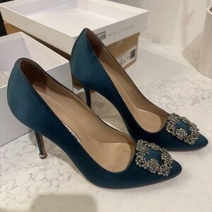 Manolo Blahnik Satin Hangisi